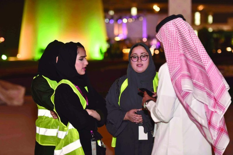 60 ألفا ينثرون الورود في العوامية