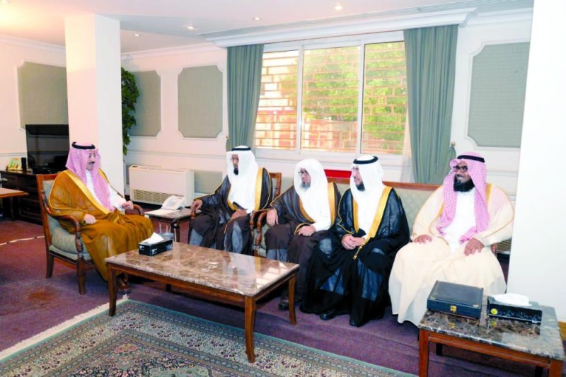 الأمير بدر بن جلوي يؤكد أهمية تعليم «القرآن»