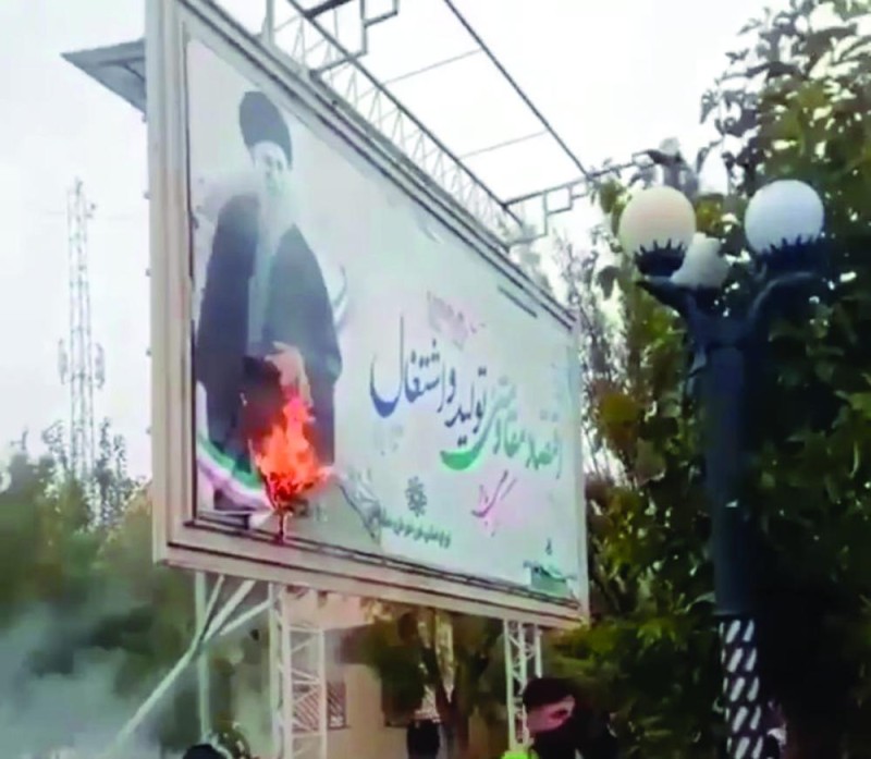 الملالي يرتجفون أمام زحف الشعب الإيراني
