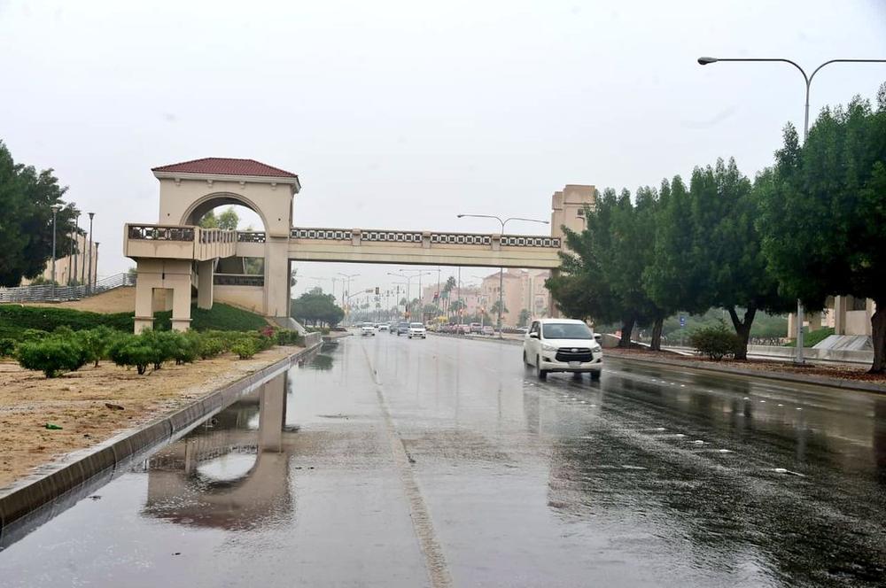 بالصور.. الأمطار تغسل طرقات الجبيل الصناعية