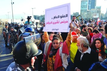 المتظاهرون يحاصرون البرلمان اللبناني ويطيحون بجلسته التشريعية