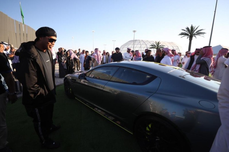 «رونالدينهو» أول مشترٍ لسيارة نادرة في معرض الرياض