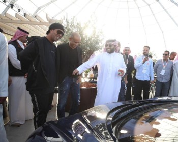 «رونالدينهو» أول مشترٍ لسيارة نادرة في معرض الرياض