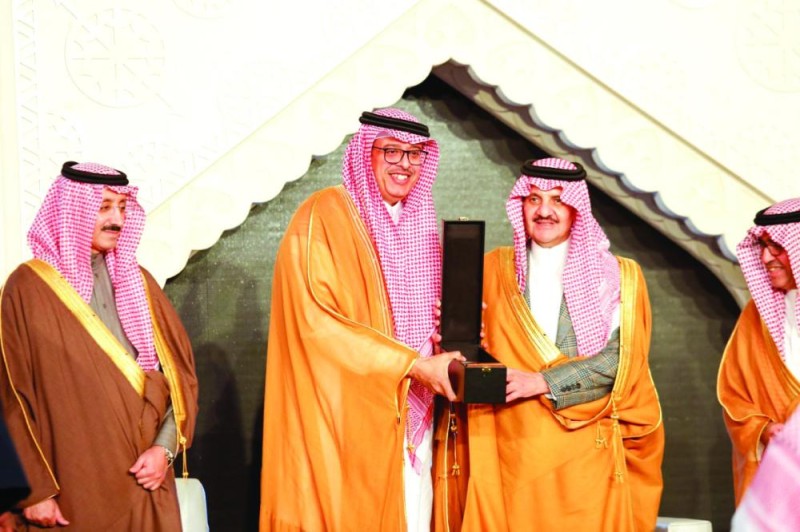 أمير الشرقية يكرم «أرامكو»