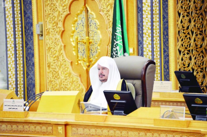 «الشورى» يدرس السماح باشتغال الموظف الحكومي في التجارة