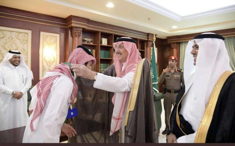 أمير جازان يكرم الطالب «اناجريه»