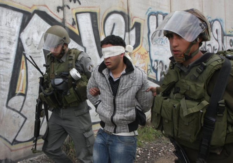 الاحتلال يعتقل 3 فلسطينيين من الخليل