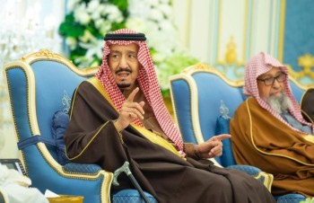 خادم الحرمين يستقبل الأمراء والمفتي والعلماء وجمعاً من المواطنين