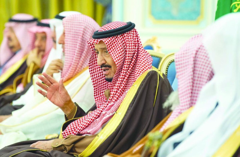 الملك يستقبل الأمراء والمفتي والعلماء وجمعا من المواطنين