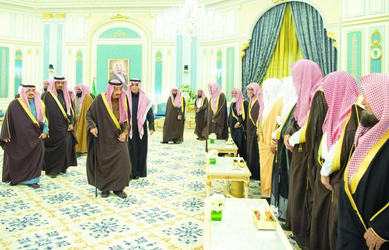 الملك يستقبل الأمراء والمفتي والعلماء وجمعا من المواطنين