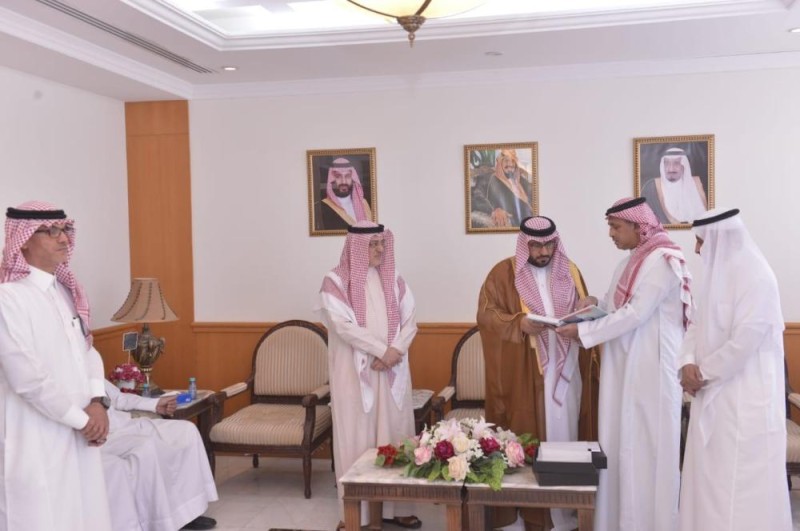 محافظ القطيف يطلع على مبادرات لجنة «كافل اليتيم»