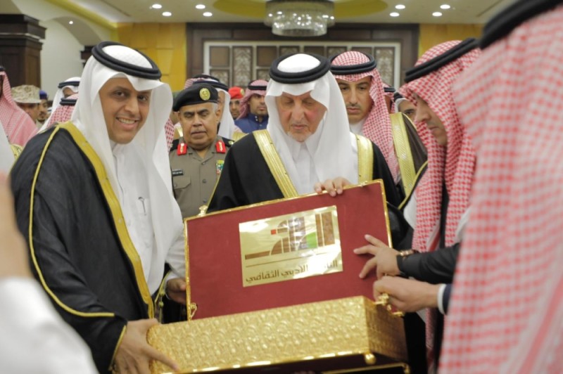 أدبي الطائف يهدي الفيصل إصداراته الحديثة