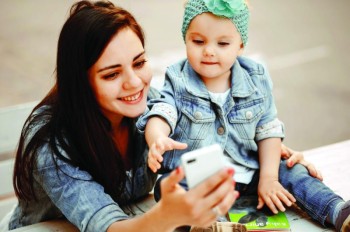 «الأمهات» سبب ارتباط الأطفال بالأجهزة الذكية