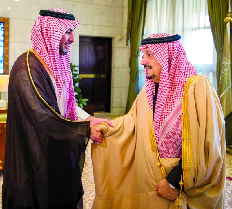 أمير الرياض يطلع على إنجازات قطاع الاتصالات