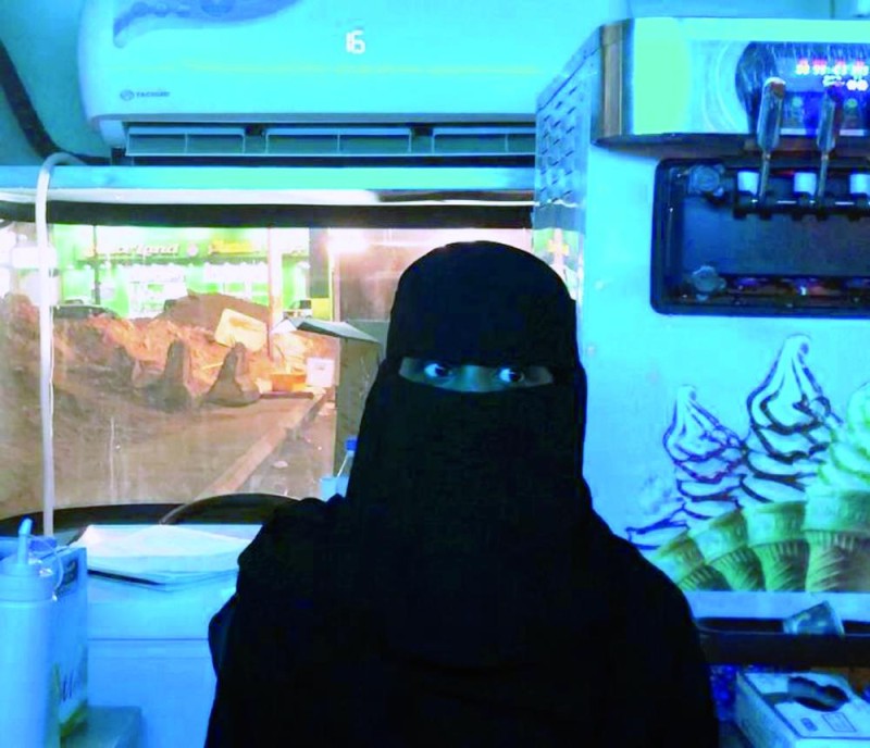 خريجة «الشريعة» تحقق حلمها بعربة الوجبات الخفيفة