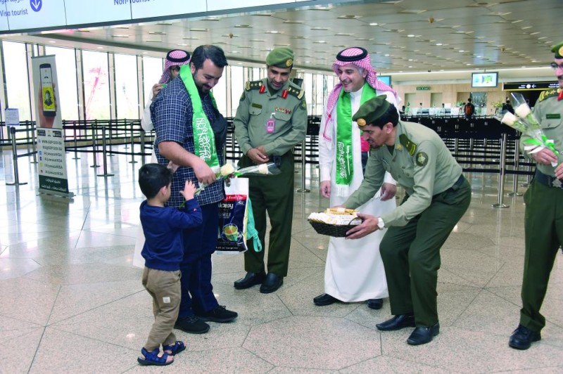 بالورود والحلوى.. الاحتفاء بالإماراتيين في عيدهم الوطني