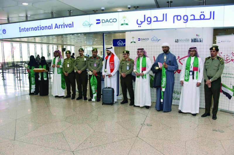 بالورود والحلوى.. الاحتفاء بالإماراتيين في عيدهم الوطني