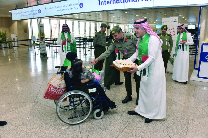 بالورود والحلوى.. الاحتفاء بالإماراتيين في عيدهم الوطني