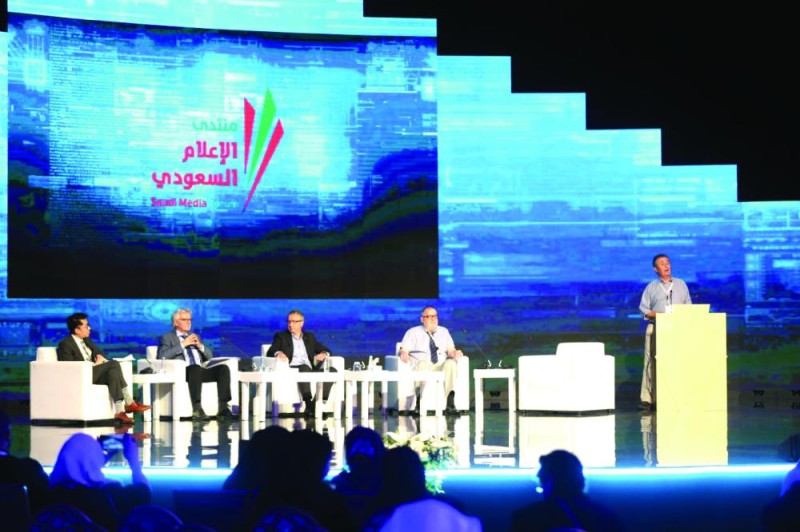 منصات «الإنترنت» مصدر رئيس للأخبار المزيفة