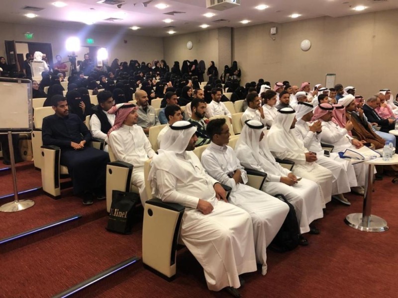 إقبال كبير على أمسية أدبي الأحساء