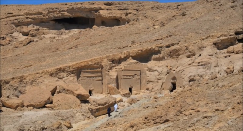 «البدع».. شواطئ خلابة وتضاريس طبيعية مذهلة