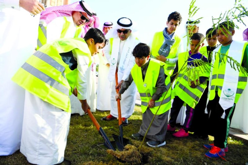 تنظيف الواجهة البحرية للدمام في «عالمي التطوع»