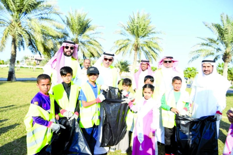 تنظيف الواجهة البحرية للدمام في «عالمي التطوع»