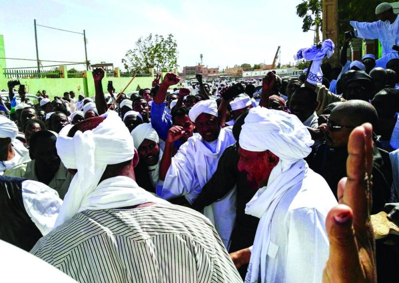 المهدي يناشد «العرب» الوقوف مع السودان ودعمه