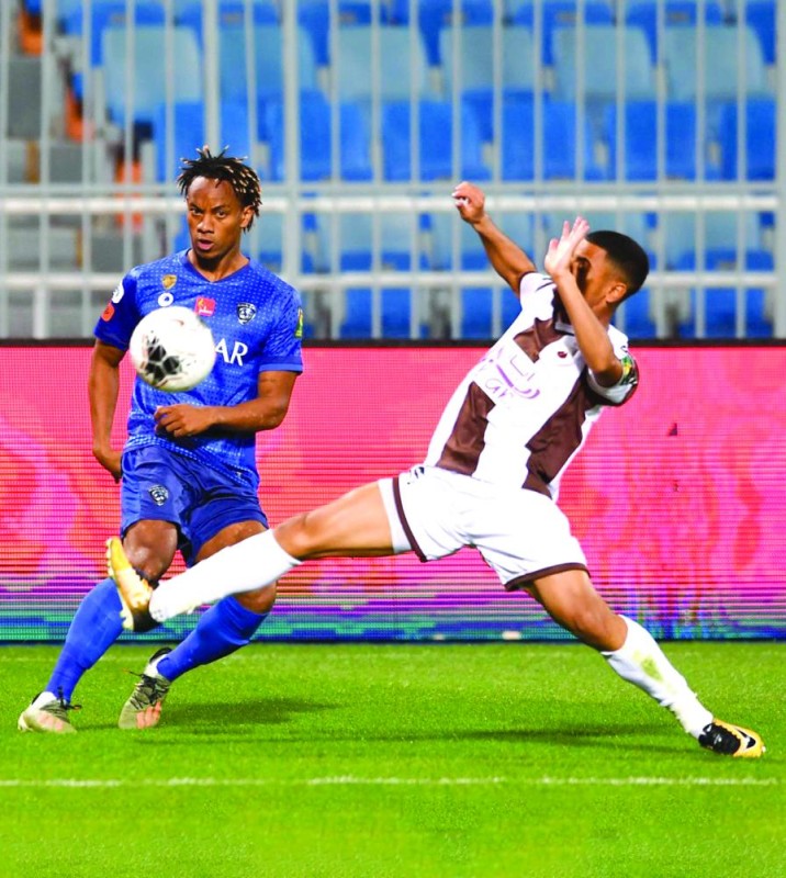 الهلال والاتحاد يضربان بالأربعة