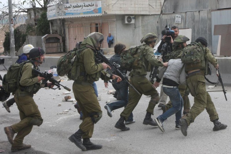 الاحتلال يعتقل 374 فلسطينيًا في شهر 