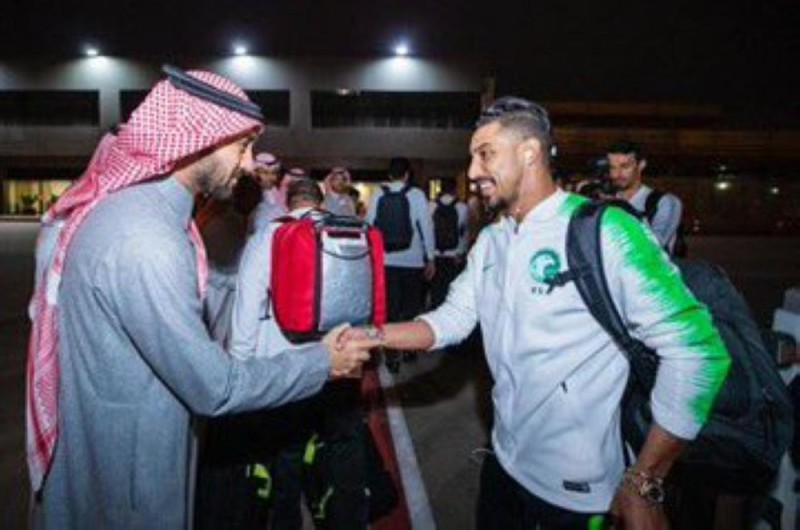 رئيس هيئة الرياضة يستقبل لاعبي المنتخب بالمطار