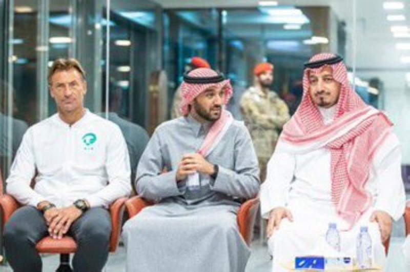 رئيس هيئة الرياضة يستقبل لاعبي المنتخب بالمطار