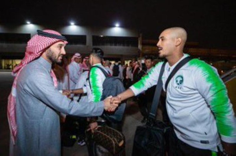 رئيس هيئة الرياضة يستقبل لاعبي المنتخب بالمطار