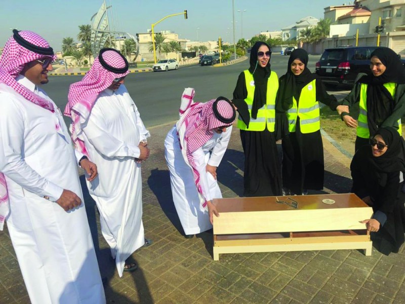 صناديق لـ «إطعام الطيور» بصفوى