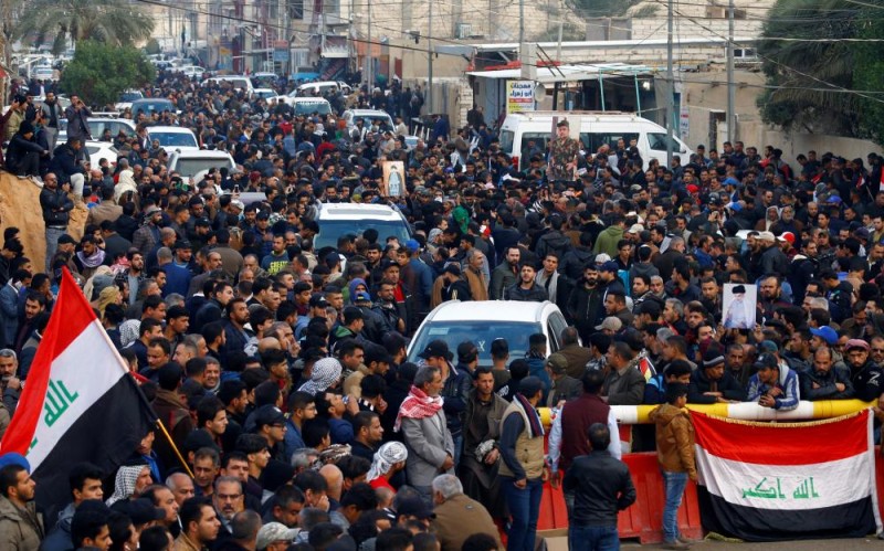 حشود بشرية  تتوافد على ساحة التحرير في بغداد 