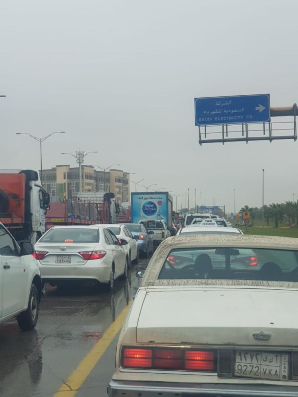 الأمطار تعرقل الحركة المرورية بالشرقية