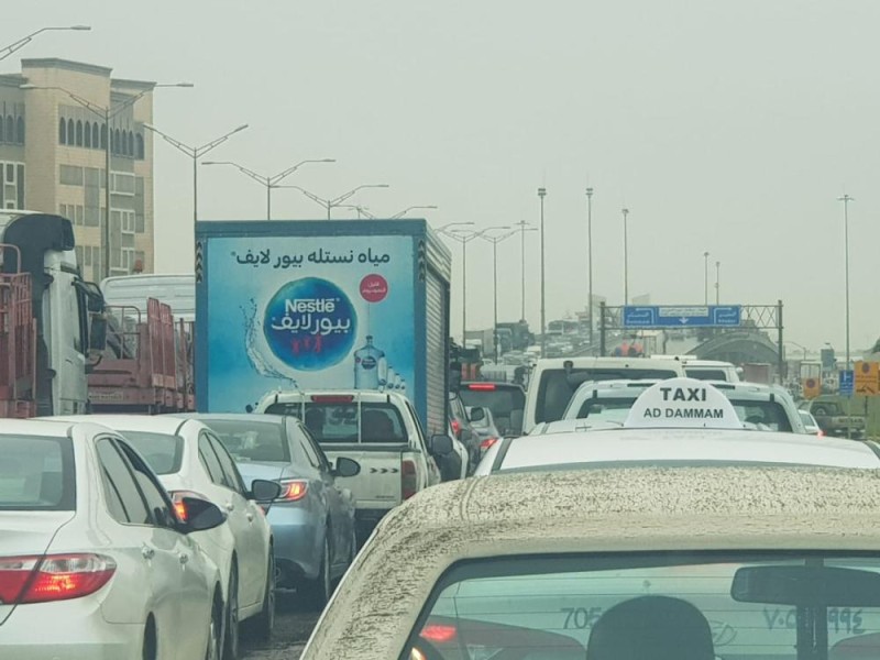 الأمطار تعرقل الحركة المرورية بالشرقية