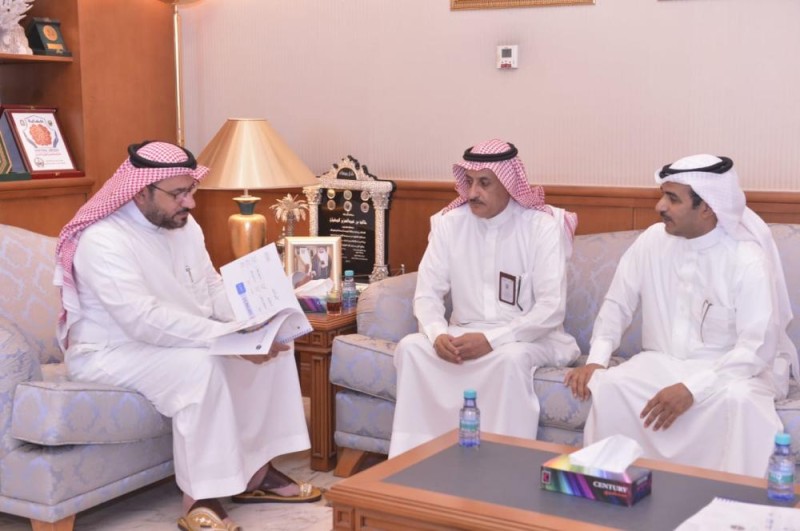 محافظ القطيف يطلع على مشروعات «سيهات»