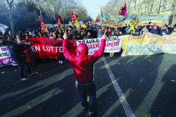 إضراب النقابات الفرنسية يصمد في مواجهة ماكرون