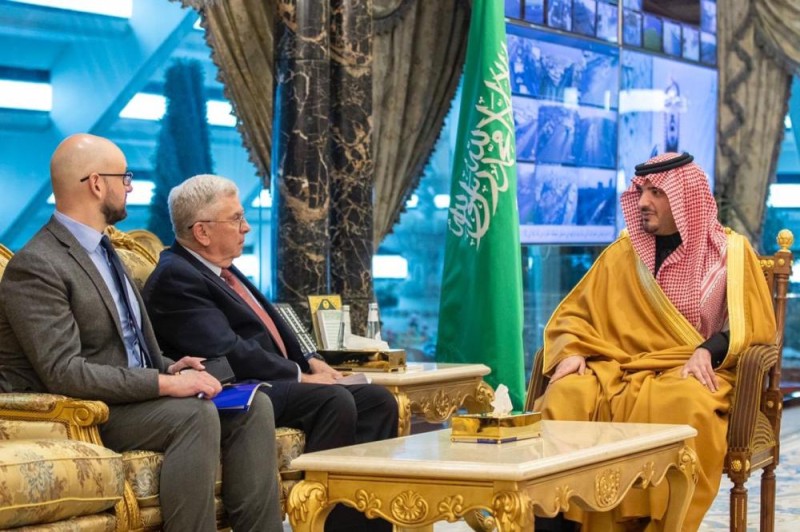 وزير الداخلية يبحث الموضوعات المشتركة مع السفير الأمريكي