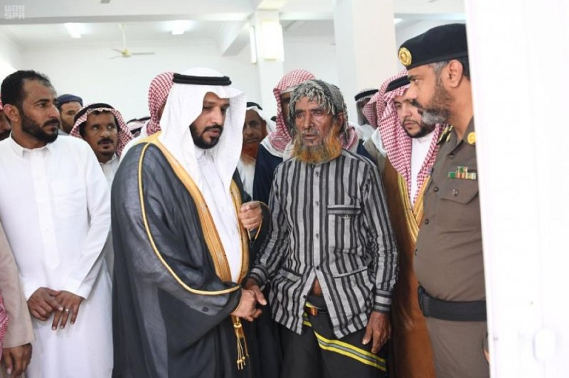محافظ الدرب يؤدي صلاة الميت على الشهيد «الحدري»