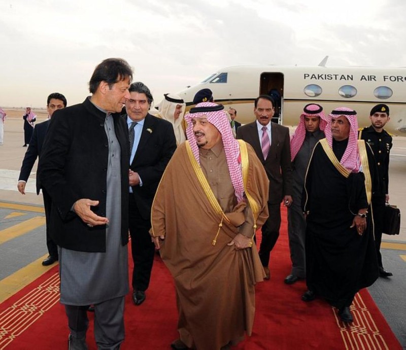 رئيس وزراء باكستان يصل إلى الرياض