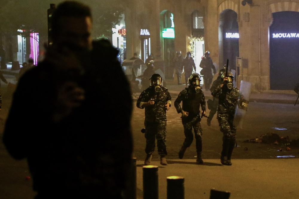 90 مصابًا في اشتباكات عنيفة بالعاصمة اللبنانية