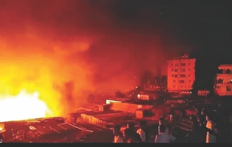 مصرع 10 في حريق مصنع ببنجلادش