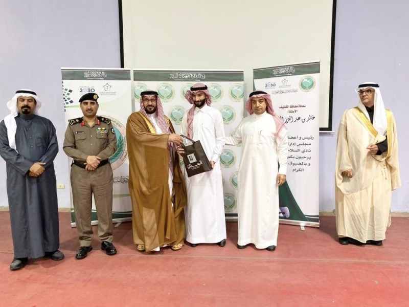 محافظ القطيف يطلع على منجزات نادي السلام بالعوامية