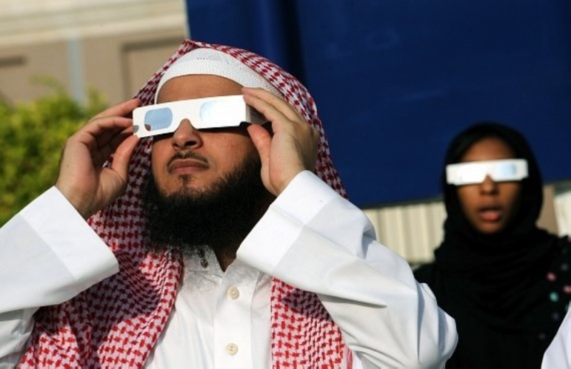 النظر المباشر للشمس خطر ينتهي بالعمى