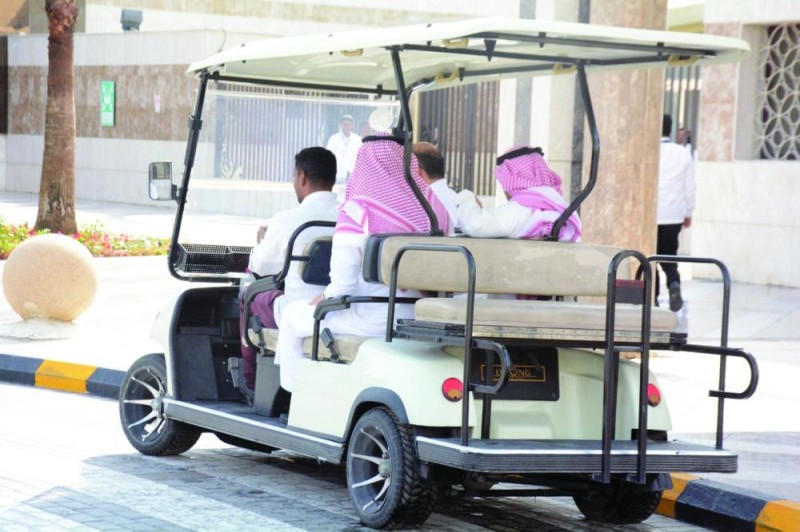 4 عربات لنقل المرضى والمراجعين بـ «إرادة»