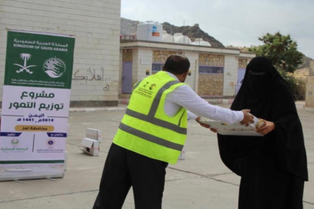 مركز الملك سلمان يوزع 4,875 كرتون تمور في تعز
