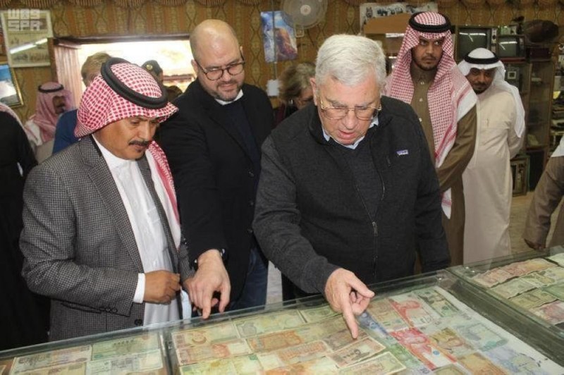 السفير الأمريكي يزور متحف بن عاصي بتبوك