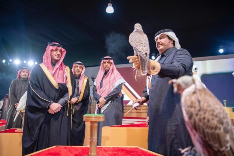 وزير الداخلية يرعى الحفل الختامي لمهرجان الصقور